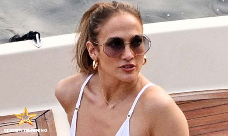 Jennifer Lopez tira selfies e posa na proa de um barco na Itália durante as férias de verão sozinha