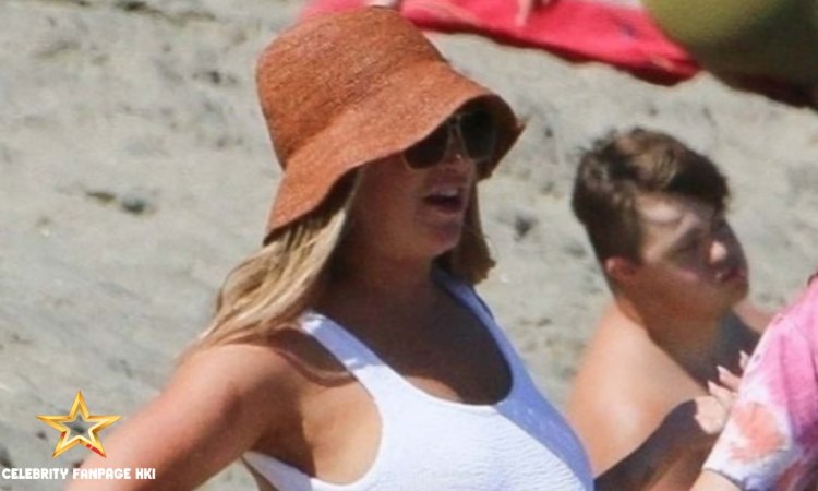 Radiante Ashley Tisdale mostra seu bebê Bump durante o dia da praia em Malibu