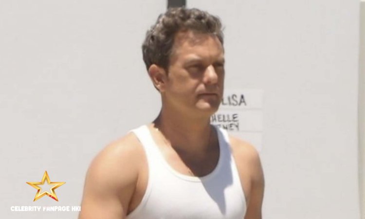 Joshua Jackson Veste Camisa de Tanque Branco no set do novo programa de TV 'Dr. Odyssey'Tradução