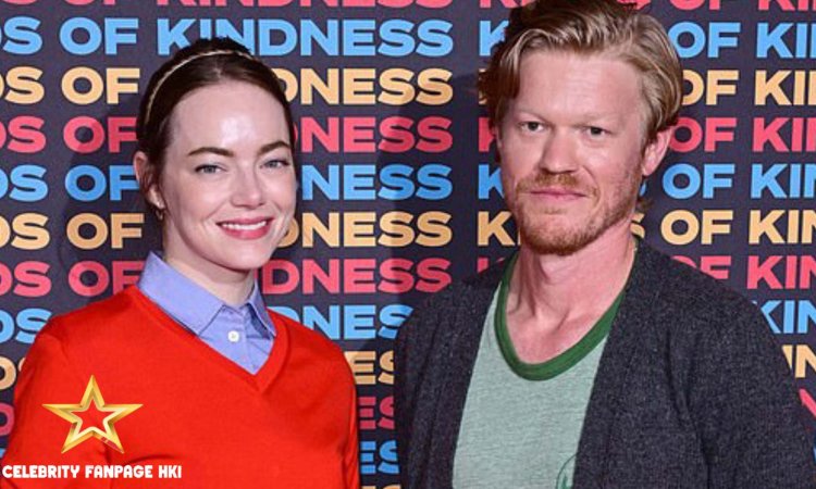 Emma Stone parece chique em uma camisola vermelha e calças cortadas enquanto se junta ao co-estrela Jesse Plemons na exibição Kinds Of Kindness em Londres