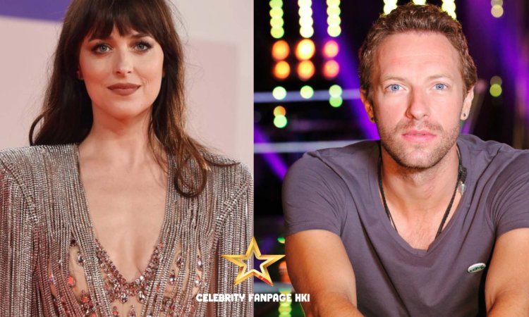 Dakota Johnson assiste ao noiva Chris Martin cantando com Coldplay durante o conjunto de cabeça de Glastonbury