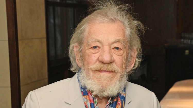 Ian McKellen desiste da turnê britânica após cair do palco do teatro