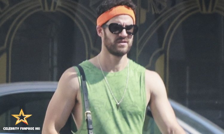 Darren Criss usa regata e shorts curtos para treino em Los Angeles