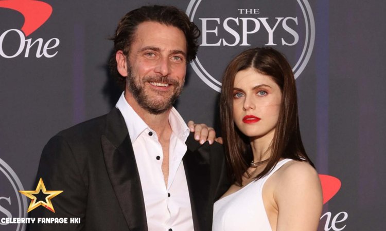 Alexandra Daddario está grávida, esperando bebê com Andrew Form