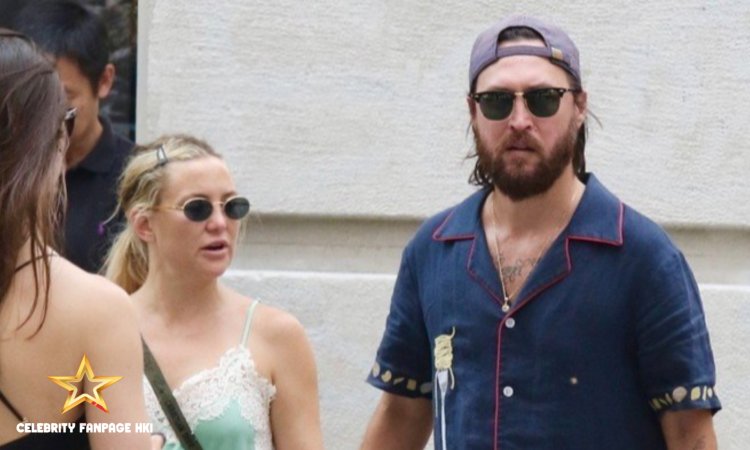 Kate Hudson e o noivo Danny Fujikawa dão as mãos enquanto fazem compras em Nova York