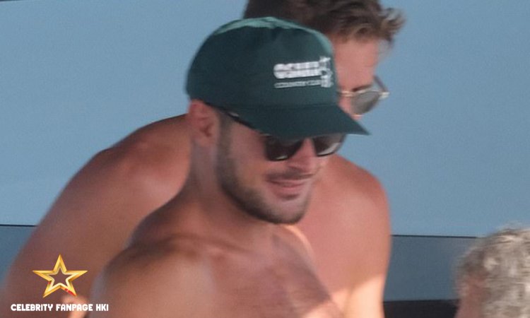 Zac Efron expõe seu peito esculpido e braços musculosos enquanto anda sem camisa em um iate com amigos em Ibiza