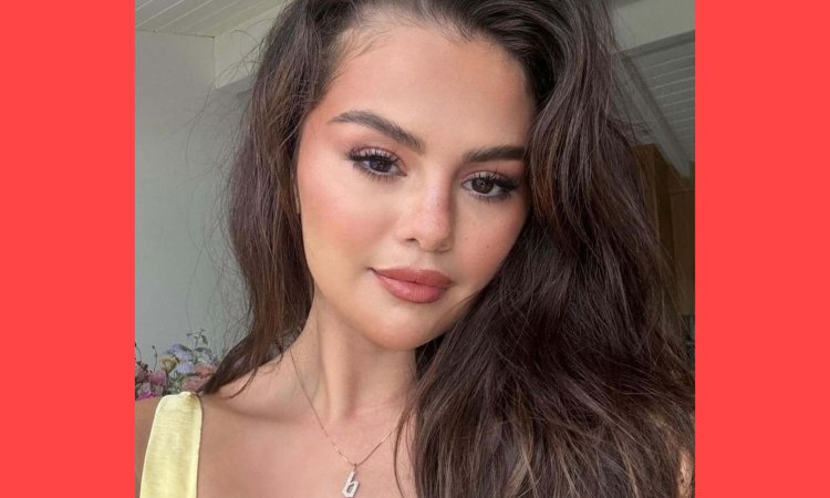 Selena Gomez recebe colar 'B' do namorado Benny Blanco no aniversário de 32 anos