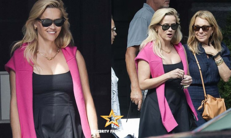 Reese Witherspoon não consegue esconder seu sorriso enquanto ela sai em aparência rosa e preta chique em Nova York - em meio a rumores de namoro com o financista Oliver Haarmann