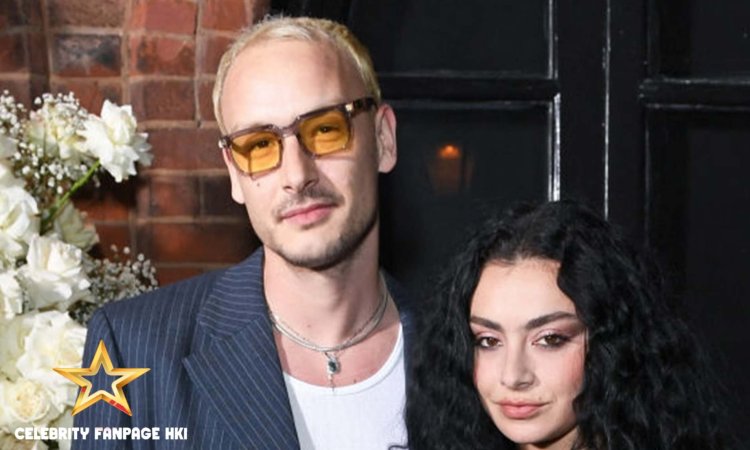 Charli XCX e George Daniel Pack, de 1975, no PDA durante o Rare Outing