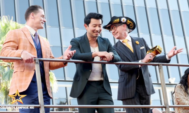 John Cena, Simu Liu, Paul Feig e Awkwafina Pegue um ônibus para 'Jackpot!' Estreia em Hollywood!