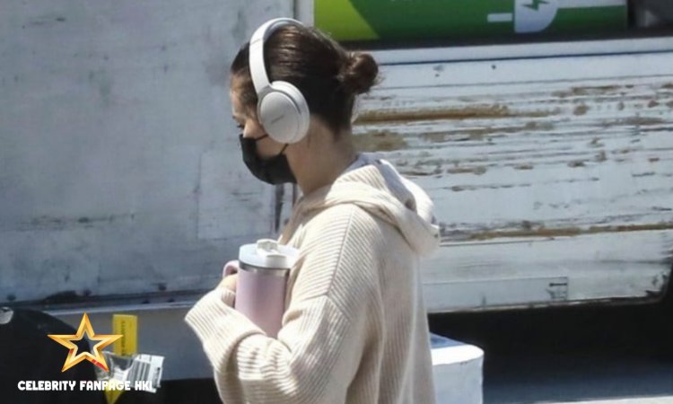 Selena Gomez pega um voo no LAX em meio a rumores de noivado de Benny Blanco