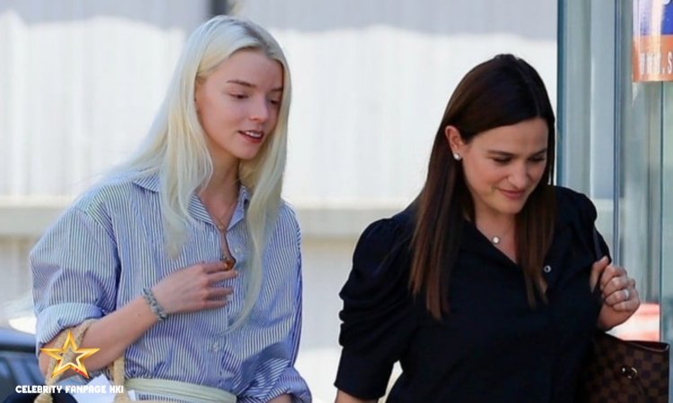 Anya Taylor-Joy se encontra com um amigo para almoçar em Los Angeles