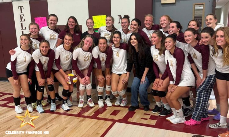 Selena Gomez surpreende jovens fãs no jogo de voleibol durante o festival de cinema Telluride