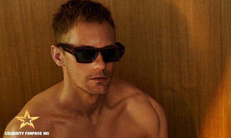 Alexander Skarsgard exibe seu corpo sem camisa em nova campanha da Calvin Klein