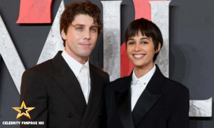 Lukas Gage ajuda Naomi Scott a consertar seu vestido no tapete vermelho 'Smile 2' em Londres