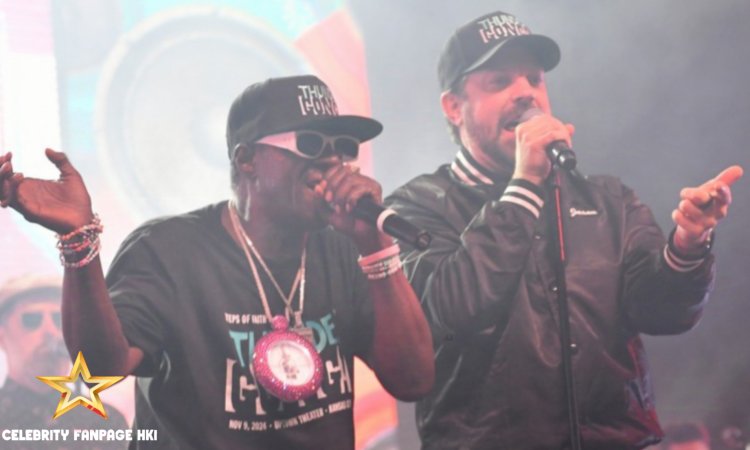 Jason Sudeikis apresenta partes de Chuck D em "Bring the Noise" ao lado de Flavor Flav em evento beneficente em Kansas City!