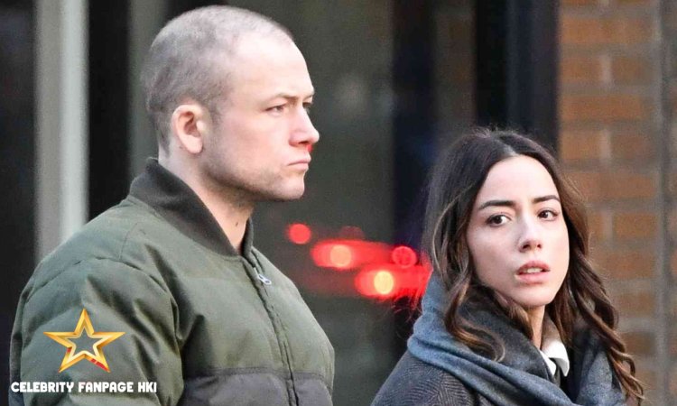 Taron Egerton dá as mãos a Chloe Bennet enquanto eles saem juntos na cidade de Nova York