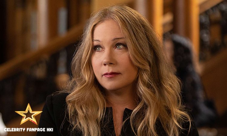 Christina Applegate notou 'primeiro sinal de EM' durante as filmagens do piloto de Dead to Me : 'Eu me lembro de cair'