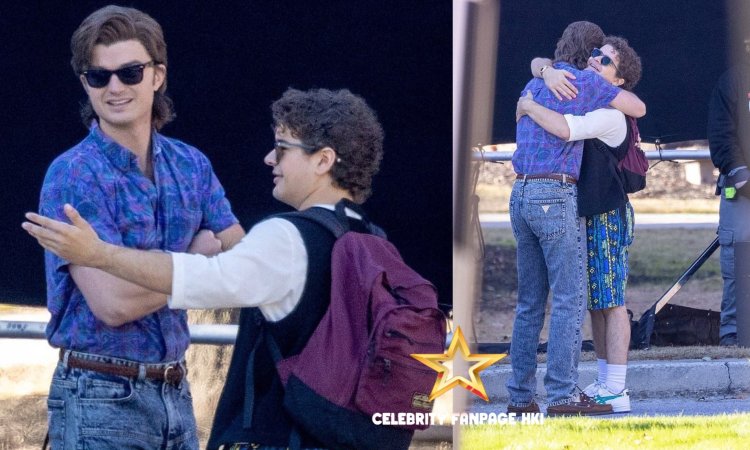 Joe Keery e Gaten Matarazzo se abraçam no set da temporada final de Stranger Things