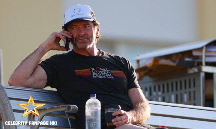 Hugh Jackman Chats no Telefone Durante o Dia Fora em Sydney