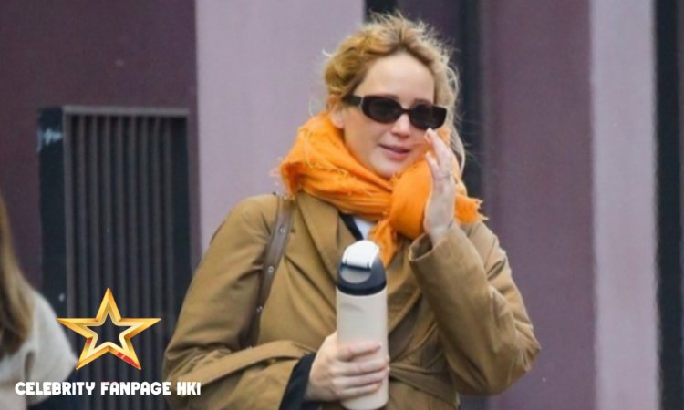 Grávida Jennifer Lawrence se mantém aquecida em um cachecol aconchegante durante passeio em Nova York