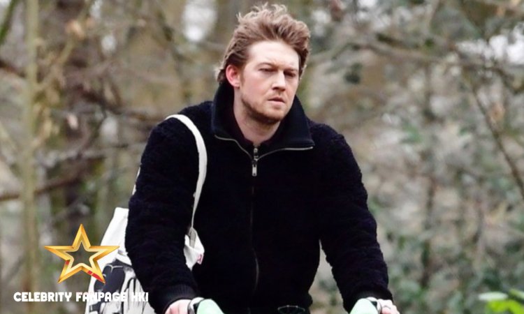 Joe Alwyn vai para um passeio de bicicleta pós-natal em Londres