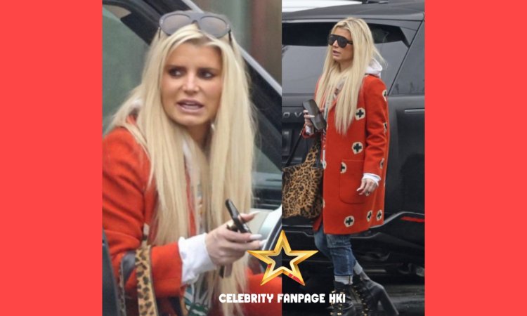 Jessica Simpson Veste Botas Sky-High para Filmes Com Seus Filhos