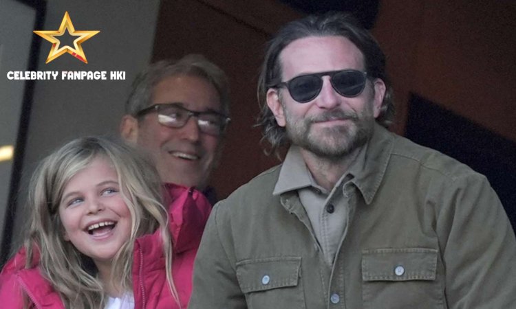 Bradley Cooper sorri com sua filha de 7 anos, Lea, em uma rara foto enquanto eles aproveitam o jogo dos Eagles em seu aniversário