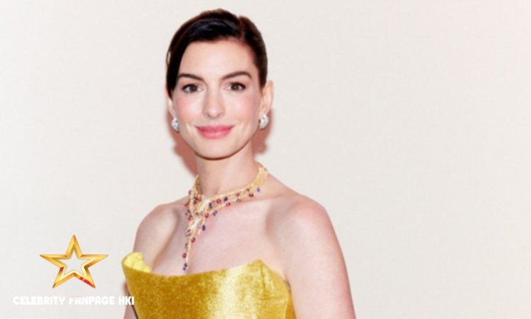 Anne Hathaway usa um vestido de princesa dourado no evento da Bvlgari em Xangai