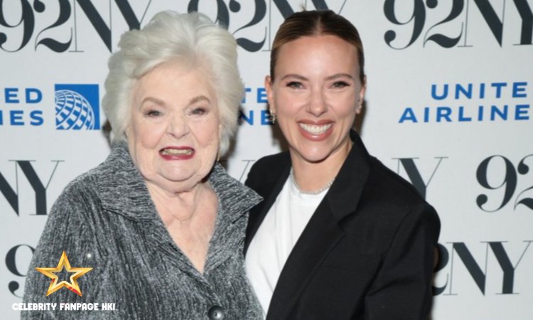 Scarlett Johansson se veste para assistir à exibição de 'Thelma' com a estrela June Squibb