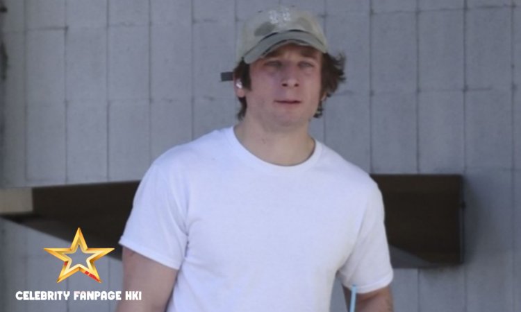 Jeremy Allen White sai em Studio City enquanto faz uma pausa nas filmagens do filme biográfico de Bruce Springsteen