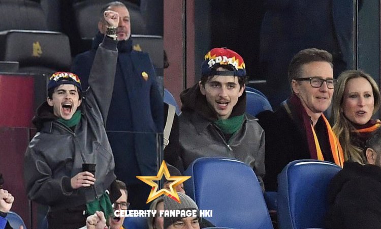 Timothee Chalamet faz uma exibição animada enquanto assiste a uma partida de futebol ao lado de Edward Norton em Roma