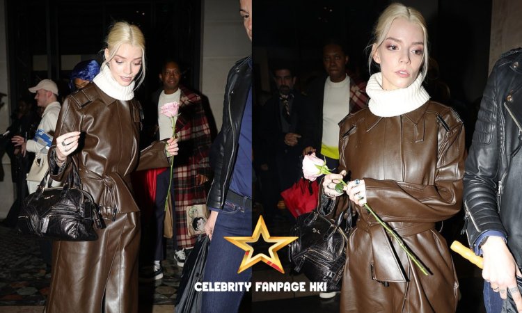 Anya Taylor-Joy embrulha em casaco de couro marrom e carrega uma rosa rosa enquanto sai durante a Paris Fashion Week