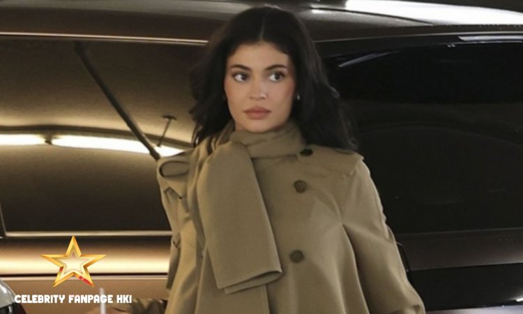 Kylie Jenner Mostra Off Toned Tummy como Ela Chega em Reunião de Negócios