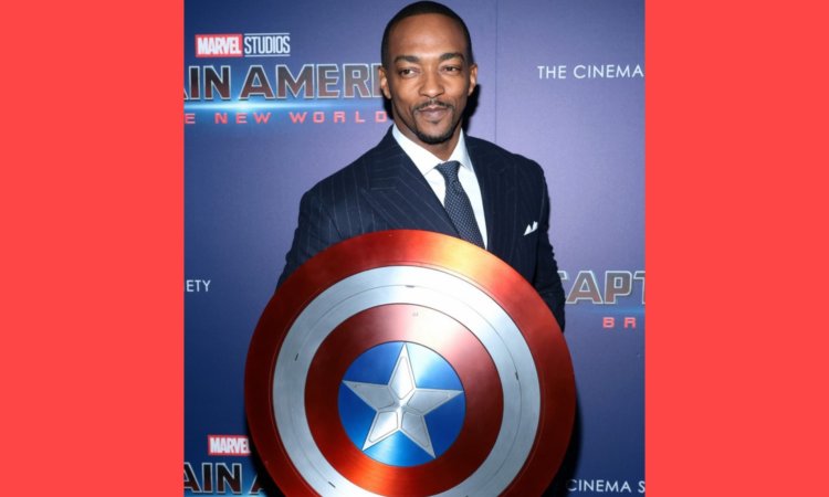 Anthony Mackie empunha o Capitão América Shield em 'Brave New World' Screening em Nova York