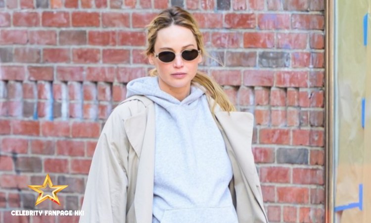 Grávida Jennifer Lawrence sai em NYC com roupa aconchegante