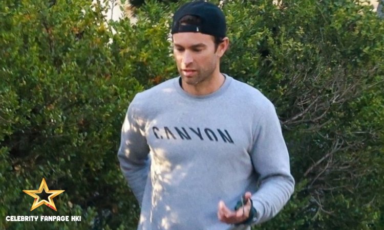 Chace Crawford sai para uma caminhada matinal com seu cachorro Shiner