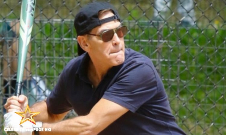 George Clooney joga softball no Central Park após receber sua primeira indicação ao Tony