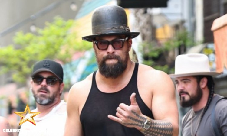 Jason Momoa exibe braços musculosos em regata preta após almoçar em Nova York!