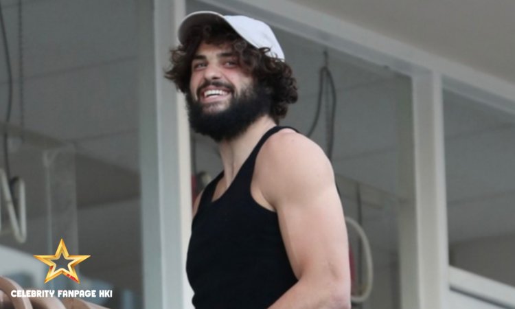 Noah Centineo exibe visual desleixado em jantar no WeHo