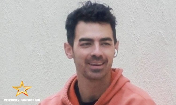 Joe Jonas toma café com amigos em Los Angeles