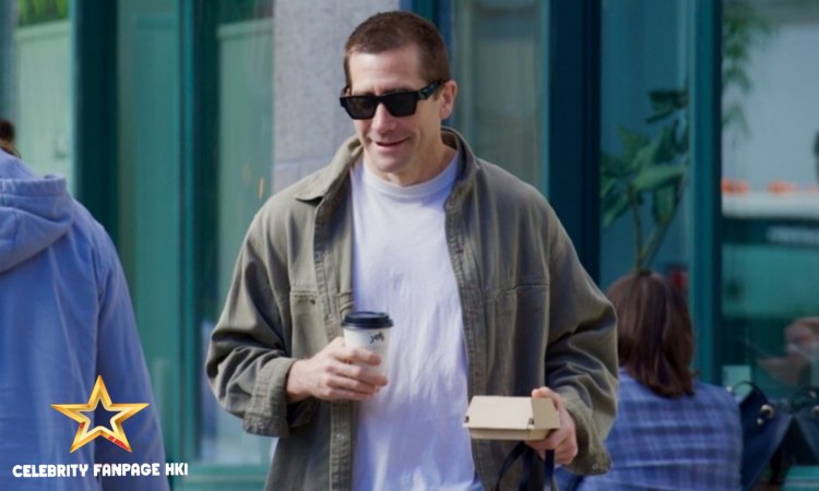 Jake Gyllenhaal pega café enquanto passeia com seu cachorro em Nova York