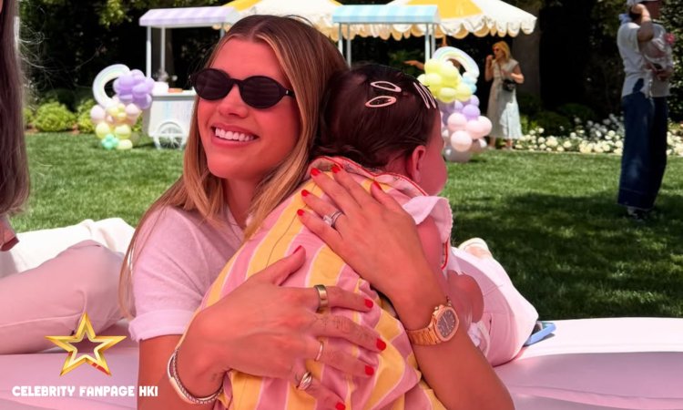 Sofia Richie Grainge compartilha fotos raras da filha Eloise comemorando seu primeiro aniversário