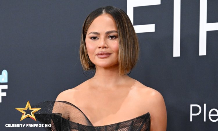 Chrissy Teigen revela procedimento médico após compartilhar selfie com a cabeça completamente enfaixada