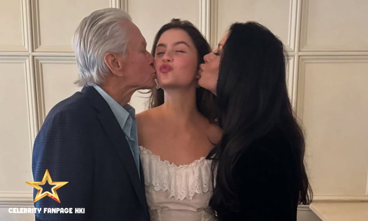 Catherine Zeta-Jones e Michael Douglas comemoram a formatura da filha Carys na faculdade!